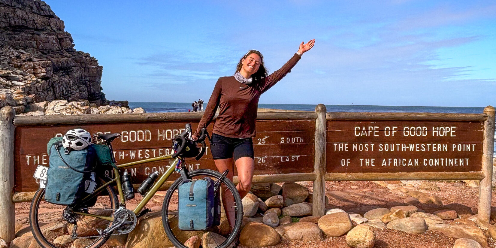 Eine Frau mit dem Bikepacking-Velo in Südafrika